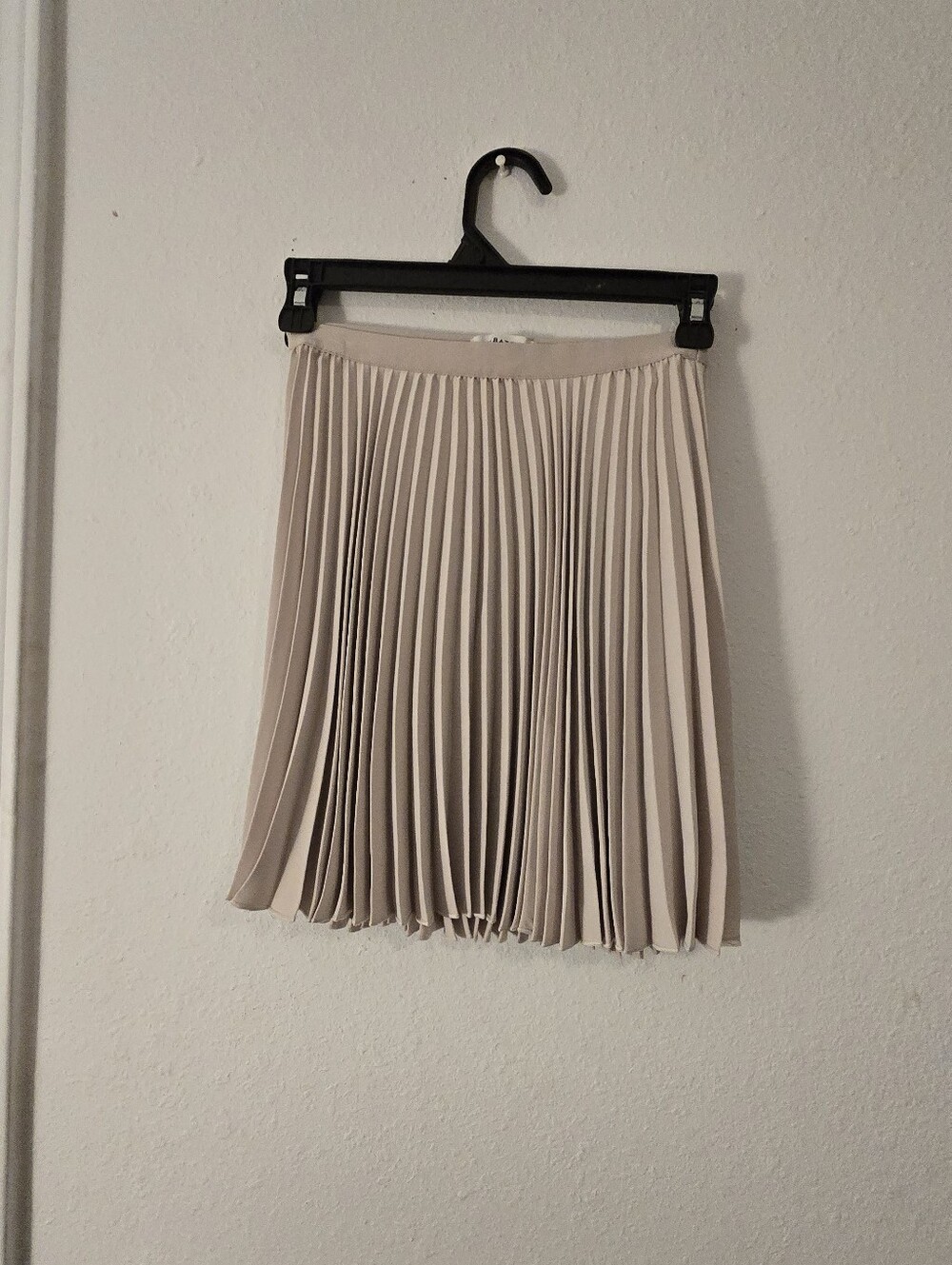 Aritzia Babaton Pleated Mini Skirt Tan Beige Accordion